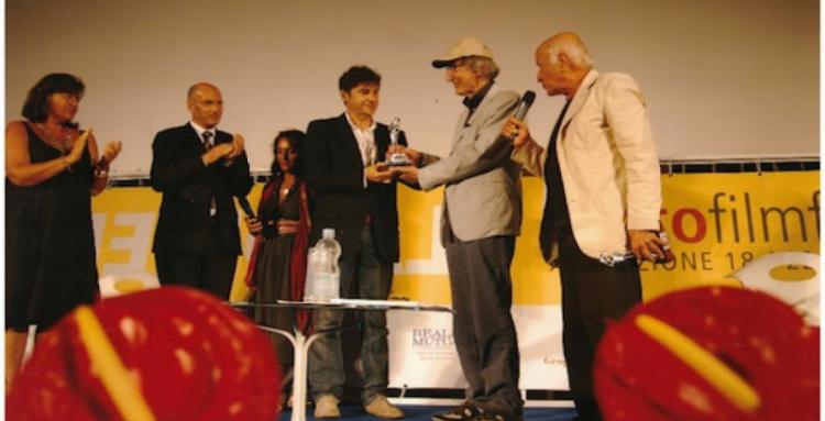  Vasto 2010. Carlo Lizzani consegna  il  Premio Cinematografico del "Vasto Film Festival" 